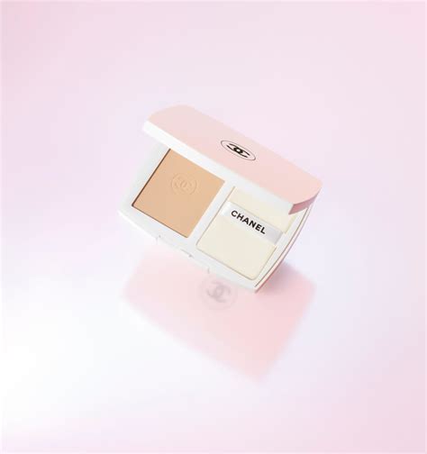 Chanel Le Blanc Brightening Compact Powder Foundation.